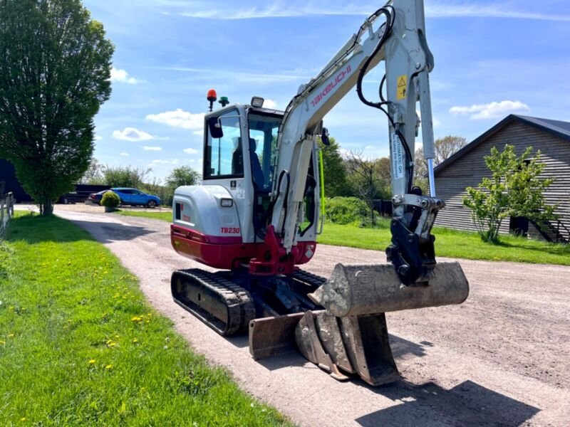 Takeuchi TB230 (2018) – Mini Excavadora 2,8T – 2916h – Totalmente Revisada