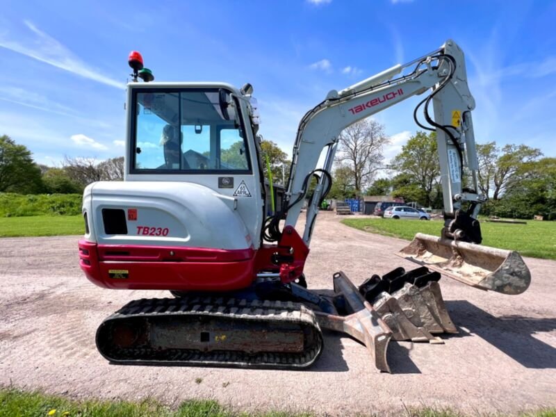 Takeuchi TB230 (2018) – Mini Excavadora 2,8T – 2916h – Totalmente Revisada