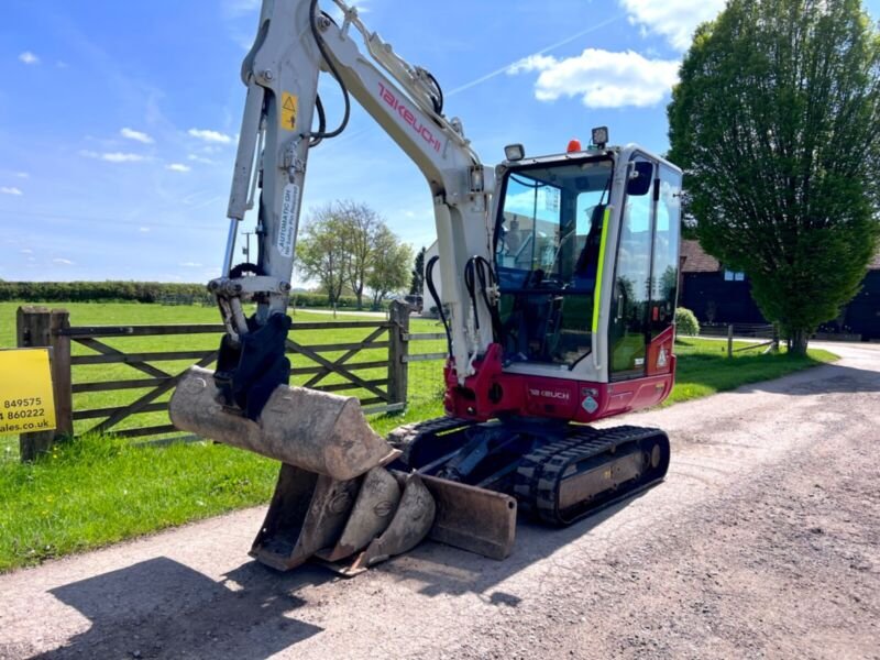 Takeuchi TB230 (2018) – Mini Excavadora 2,8T – 2916h – Totalmente Revisada
