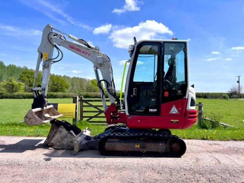 Takeuchi TB230 (2018) – Mini Excavadora 2,8T – 2916h – Totalmente Revisada