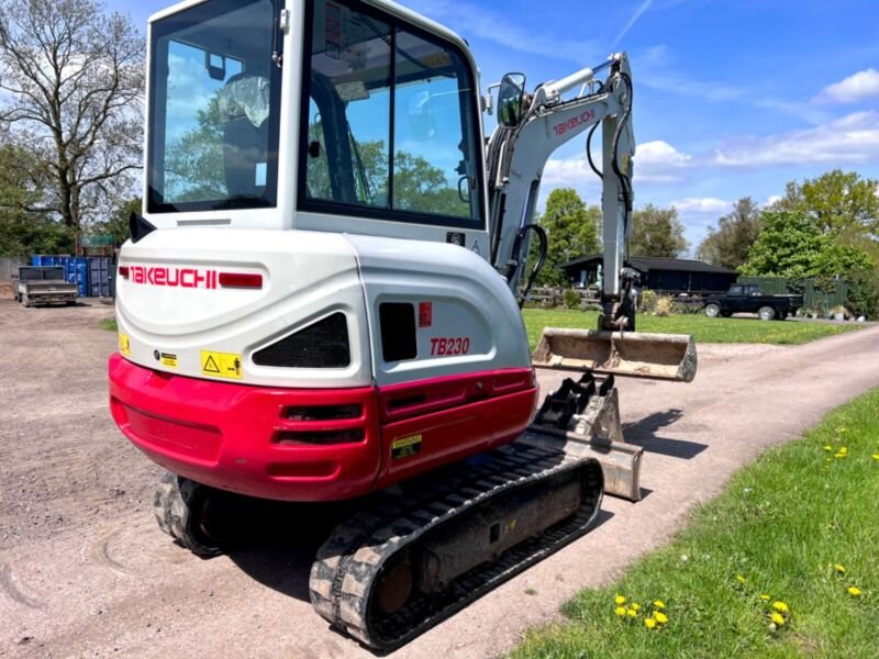Takeuchi TB230 (2018) – Mini Excavadora 2,8T – 2916h – Totalmente Revisada