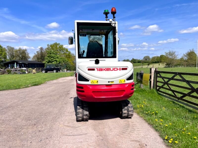 Takeuchi TB230 (2018) – Mini Excavadora 2,8T – 2916h – Totalmente Revisada