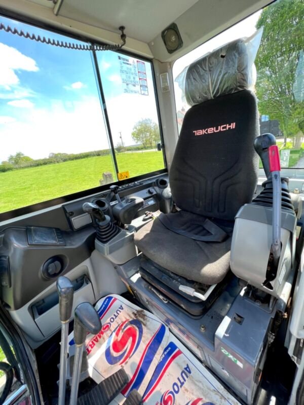 Takeuchi TB230 (2018) – Mini Excavadora 2,8T – 2916h – Totalmente Revisada