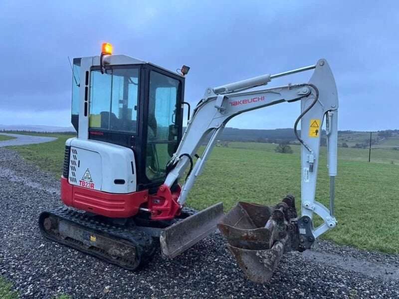 Miniexcavadora Takeuchi TB23R de 2,6 t usada 2017 con 3874 h y 3 cucharones a elegir