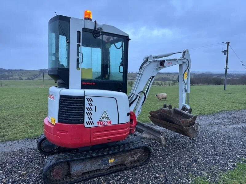 Miniexcavadora Takeuchi TB23R de 2,6 t usada 2017 con 3874 h y 3 cucharones a elegir