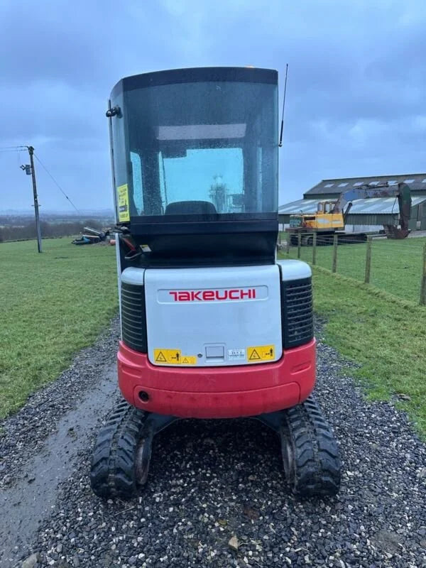 Miniexcavadora Takeuchi TB23R de 2,6 t usada 2017 con 3874 h y 3 cucharones a elegir