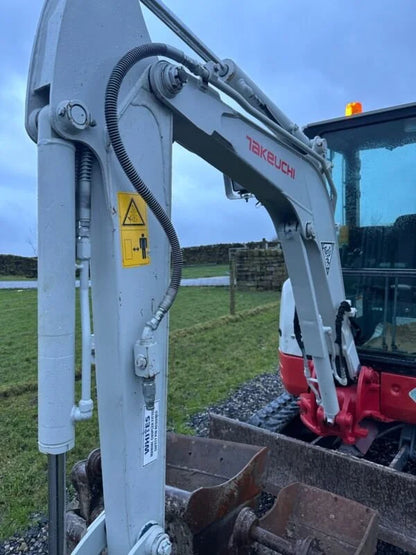 Miniexcavadora Takeuchi TB23R de 2,6 t usada 2017 con 3874 h y 3 cucharones a elegir