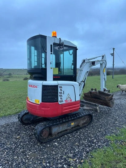 Miniexcavadora Takeuchi TB23R de 2,6 t usada 2017 con 3874 h y 3 cucharones a elegir