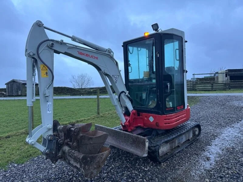 Miniexcavadora Takeuchi TB23R de 2,6 t usada 2017 con 3874 h y 3 cucharones a elegir