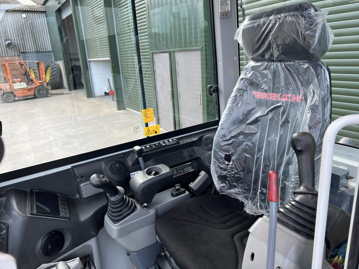Takeuchi TB230 2020 – Miniexcavadora 2,9T con 2.049h, Motor Yanmar 18,2 kW
