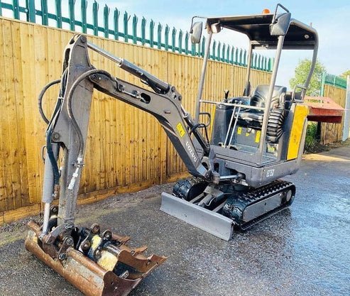 Volvo EC15C (2013) – Mini excavadora 1,54T – 3240h – Revisada y lista para usar