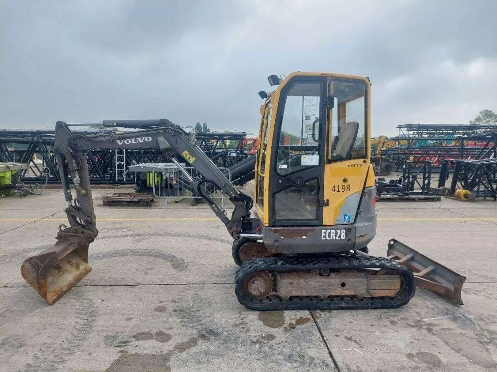Volvo ECR 28 Miniexcavadora 2,8 t de ocasión 2007 de 4 065 h con enganche rápido y 3 cucharas