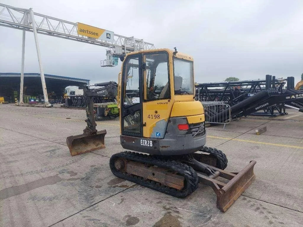 Volvo ECR 28 Miniexcavadora 2,8 t de ocasión 2007 de 4 065 h con enganche rápido y 3 cucharas