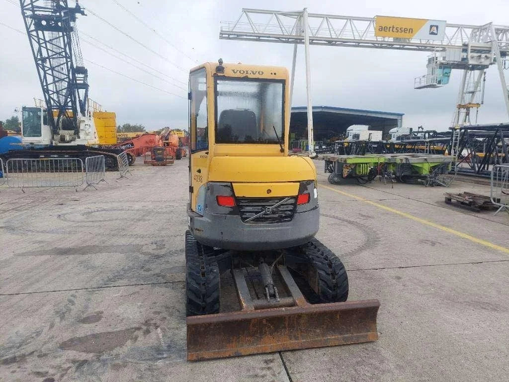 Volvo ECR 28 Miniexcavadora 2,8 t de ocasión 2007 de 4 065 h con enganche rápido y 3 cucharas