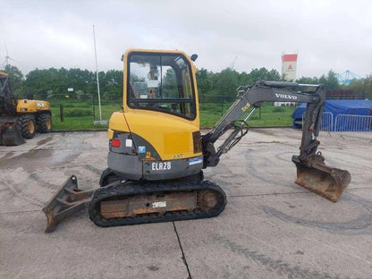 Volvo ECR 28 Miniexcavadora 2,8 t de ocasión 2007 de 4 065 h con enganche rápido y 3 cucharas