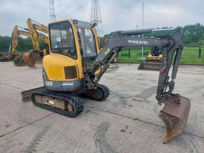 Volvo ECR 28 Miniexcavadora 2,8 t de ocasión 2007 de 4 065 h con enganche rápido y 3 cucharas