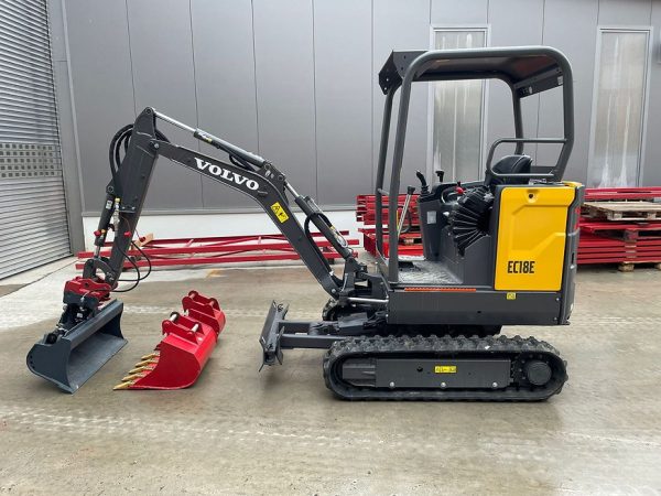 Miniexcavadora compacta Volvo EC18E de 1,8 t usada 2022 casi nueva de 2 h con cuchara