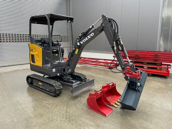 Miniexcavadora compacta Volvo EC18E de 1,8 t usada 2022 casi nueva de 2 h con cuchara