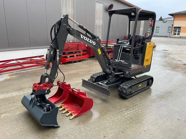 Miniexcavadora compacta Volvo EC18E de 1,8 t usada 2022 casi nueva de 2 h con cuchara