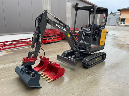 Miniexcavadora compacta Volvo EC18E de 1,8 t usada 2022 casi nueva de 2 h con cuchara