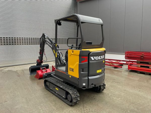 Miniexcavadora compacta Volvo EC18E de 1,8 t usada 2022 casi nueva de 2 h con cuchara