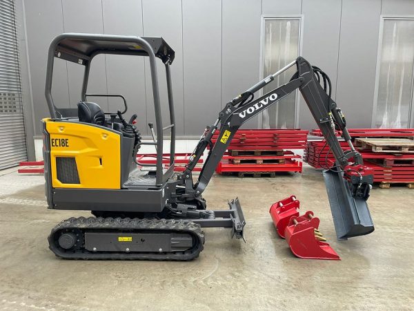 Miniexcavadora compacta Volvo EC18E de 1,8 t usada 2022 casi nueva de 2 h con cuchara