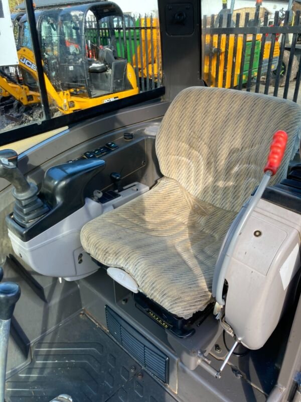 Miniexcavadora de ocasión Volvo EC27C (2015) – 3095h – Cabina climatizada