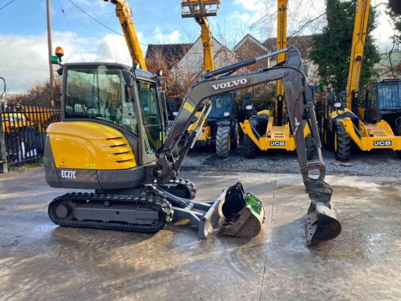 Miniexcavadora de ocasión Volvo EC27C (2015) – 3095h – Cabina climatizada