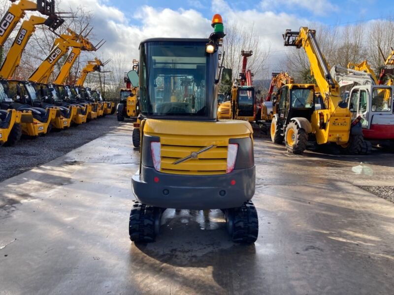 Miniexcavadora de ocasión Volvo EC27C (2015) – 3095h – Cabina climatizada