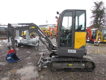 Miniexcavadora Volvo ECR 25 D de 2,5 t usada 2021 con solo 231 h y 3 cucharas