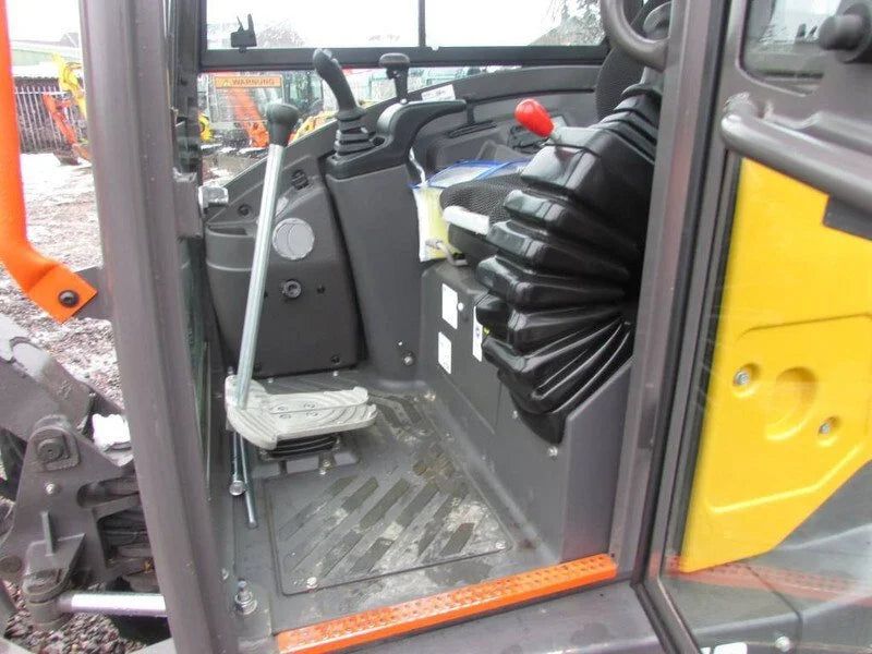 Miniexcavadora Volvo ECR 25 D de 2,5 t usada 2021 con solo 231 h y 3 cucharas