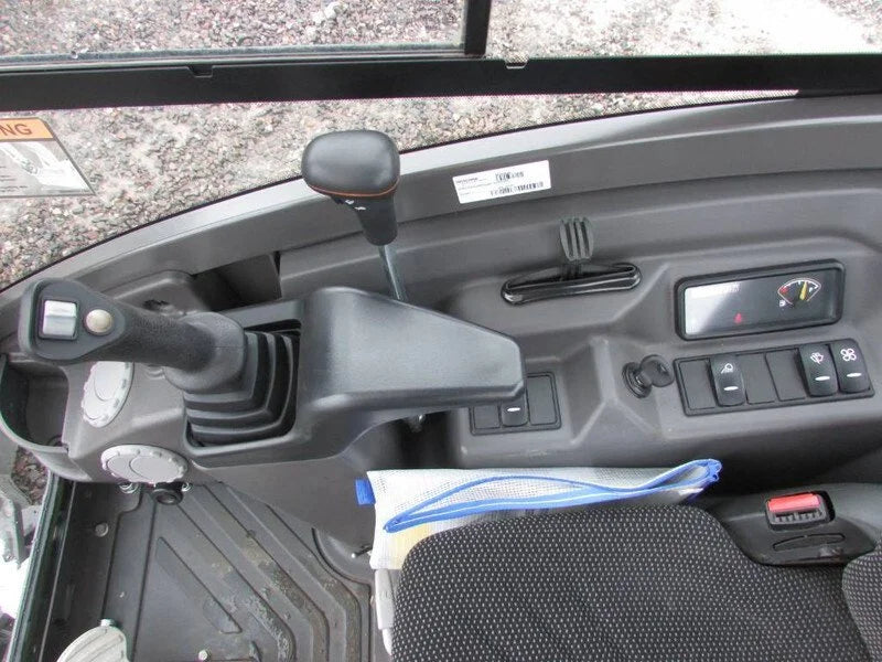 Miniexcavadora Volvo ECR 25 D de 2,5 t usada 2021 con solo 231 h y 3 cucharas