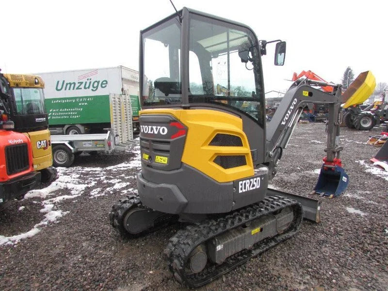 Miniexcavadora Volvo ECR 25 D de 2,5 t usada 2021 con solo 231 h y 3 cucharas