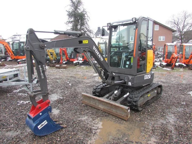 Miniexcavadora Volvo ECR 25 D de 2,5 t usada 2021 con solo 231 h y 3 cucharas