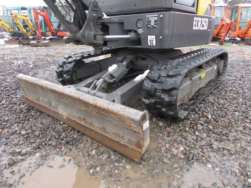 Miniexcavadora Volvo ECR 25 D de 2,5 t usada 2021 con solo 231 h y 3 cucharas
