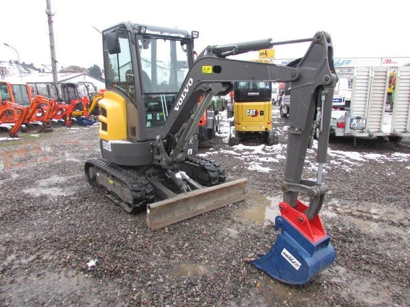 Miniexcavadora Volvo ECR 25 D de 2,5 t usada 2021 con solo 231 h y 3 cucharas