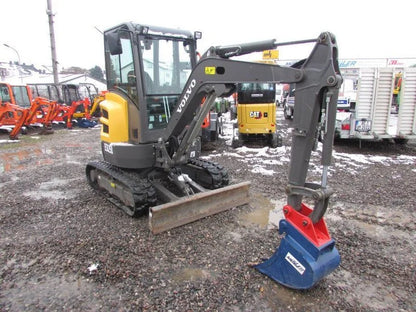 Miniexcavadora Volvo ECR 25 D de 2,5 t usada 2021 con solo 231 h y 3 cucharas