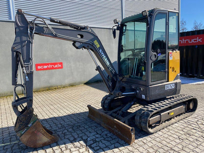 Volvo ECR25 (2015) – Miniexcavadora compacta de ocasión 2,5T, revisada