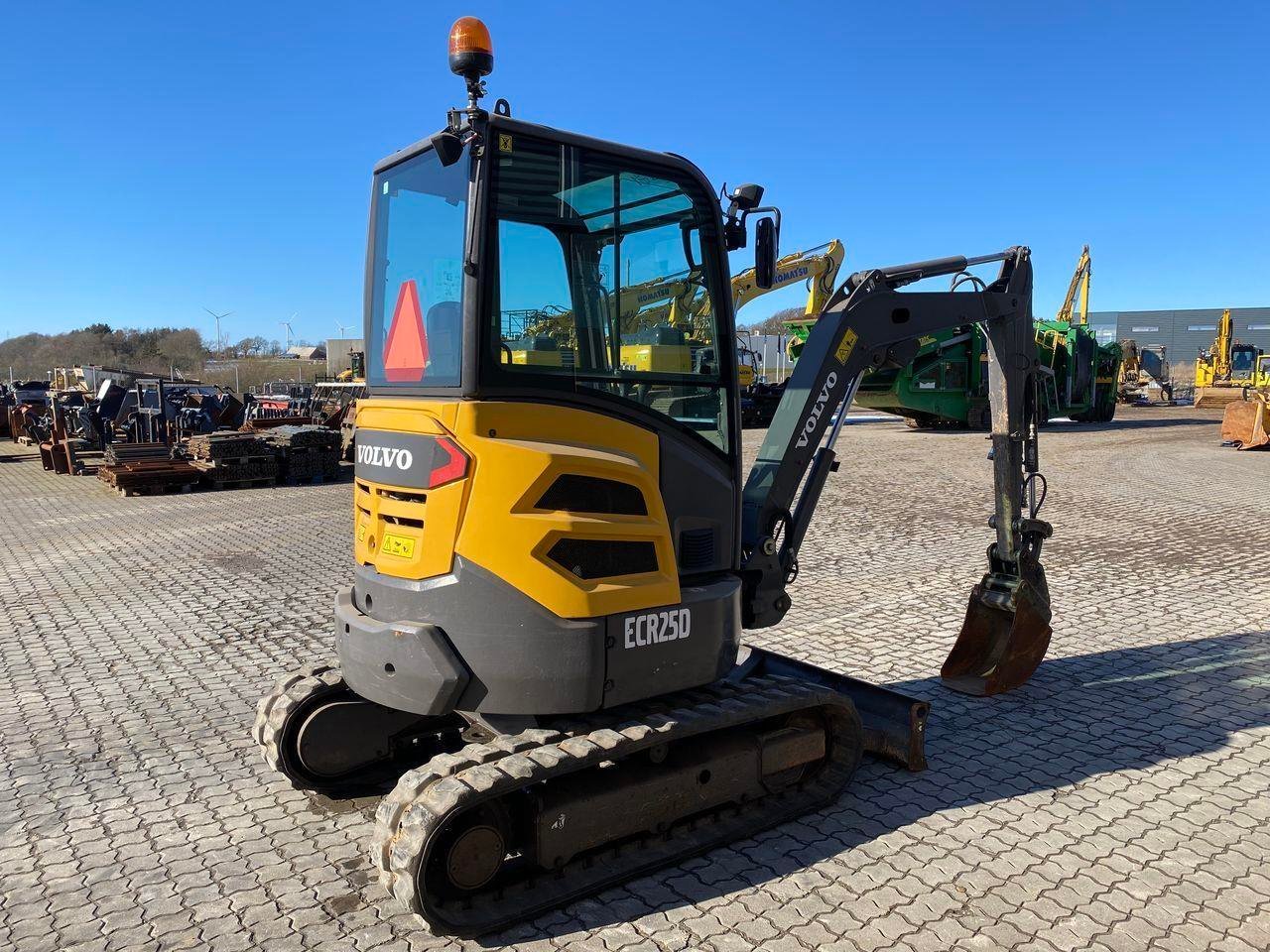 Volvo ECR25 (2015) – Miniexcavadora compacta de ocasión 2,5T, revisada