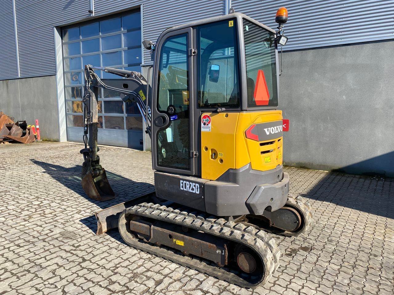 Volvo ECR25 (2015) – Miniexcavadora compacta de ocasión 2,5T, revisada