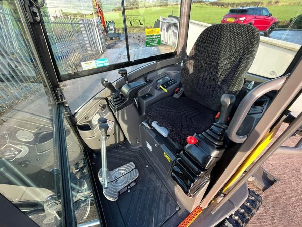 Miniexcavadora compacta Volvo ECR25D de 2,5 t usada, año 2022, casi nueva, 196 h con cuchara
