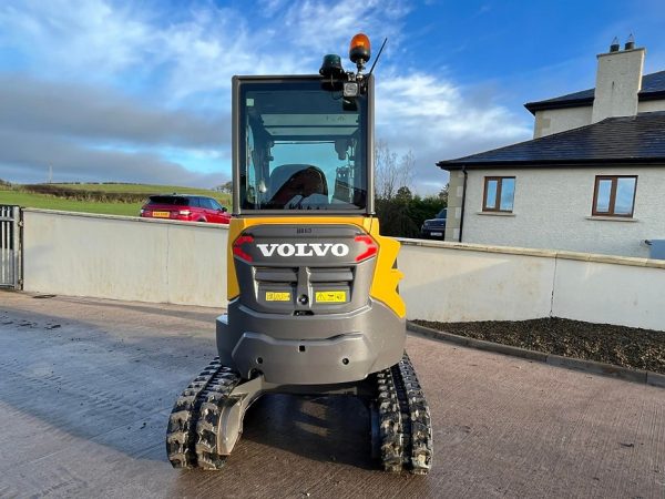 Miniexcavadora compacta Volvo ECR25D de 2,5 t usada, año 2022, casi nueva, 196 h con cuchara