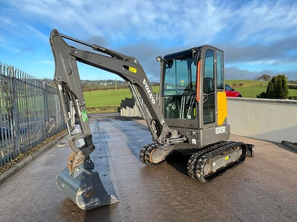 Miniexcavadora compacta Volvo ECR25D de 2,5 t usada, año 2022, casi nueva, 196 h con cuchara