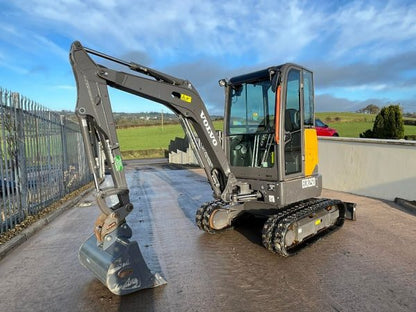 Miniexcavadora compacta Volvo ECR25D de 2,5 t usada, año 2022, casi nueva, 196 h con cuchara