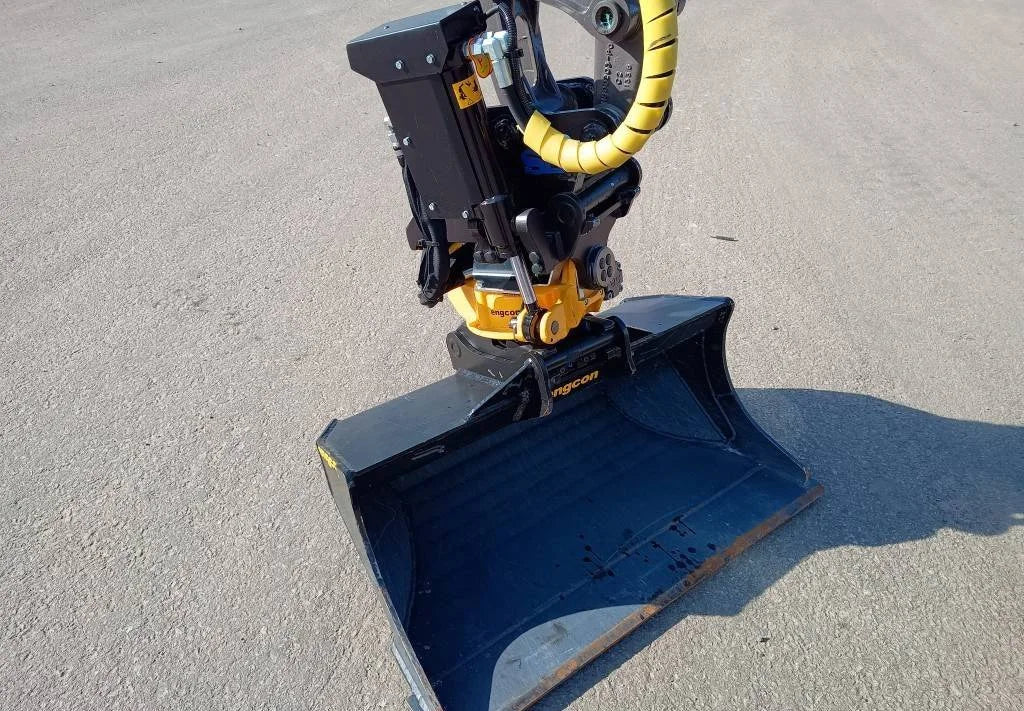 Miniexcavadora Volvo ECR25D de 2,5 t usada 2016 con 1100 h con tiltrotator Engcon