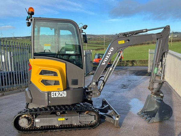 Miniexcavadora compacta Volvo ECR25D de 2,5 t usada, año 2022, casi nueva, 196 h con cuchara