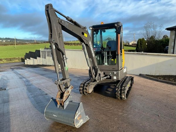 Miniexcavadora compacta Volvo ECR25D de 2,5 t usada, año 2022, casi nueva, 196 h con cuchara