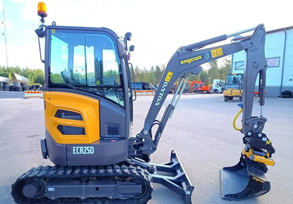 Miniexcavadora Volvo ECR25D de 2,5 t usada 2016 con 1100 h con tiltrotator Engcon