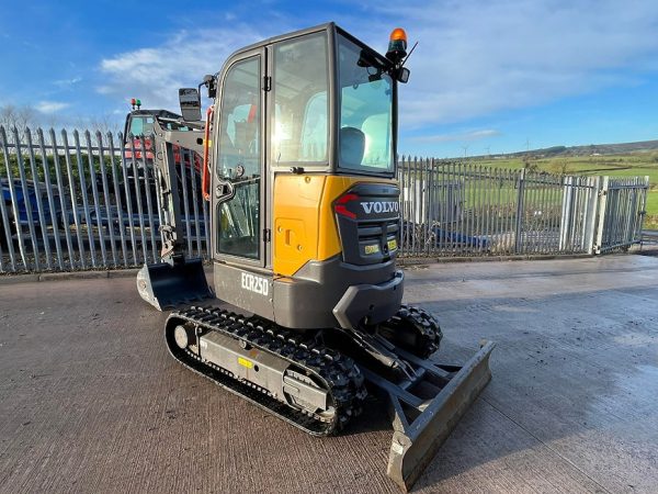 Miniexcavadora compacta Volvo ECR25D de 2,5 t usada, año 2022, casi nueva, 196 h con cuchara
