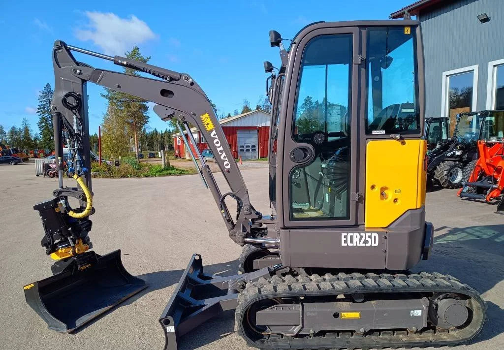 Miniexcavadora Volvo ECR25D de 2,5 t usada 2016 con 1100 h con tiltrotator Engcon